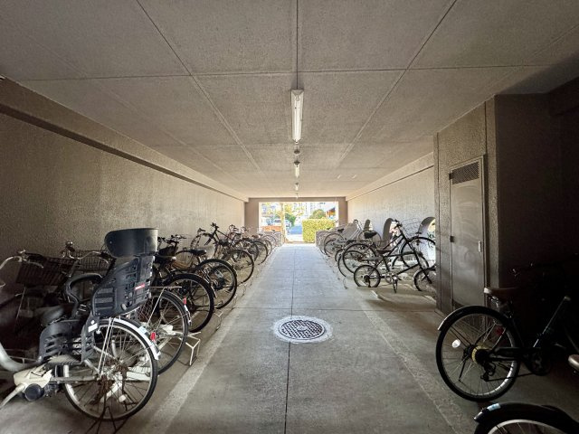 自転車置き場も屋根下です。