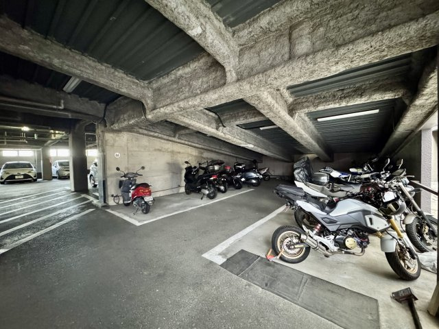 バイク置場も屋根下です。
