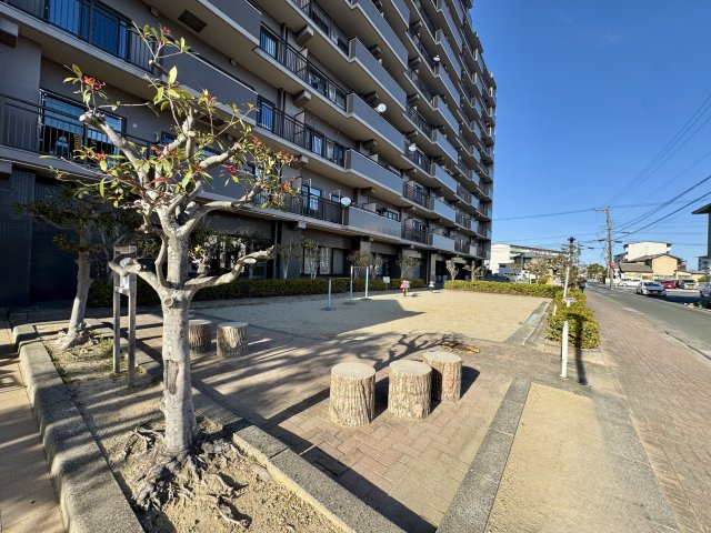 エントランス横の小さな公園。
