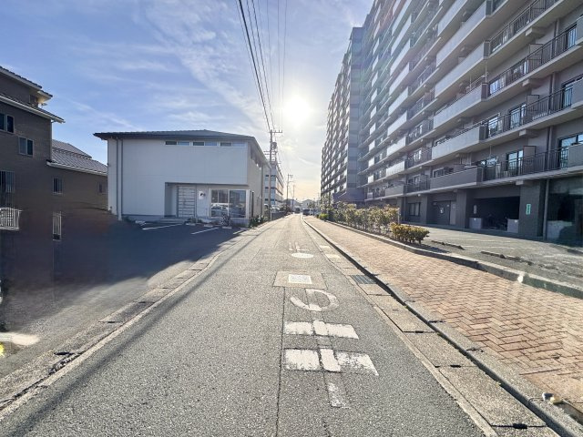 マンション南側の前面道路。
