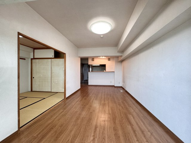 リビング横の和室を開けると18帖の空間になります。