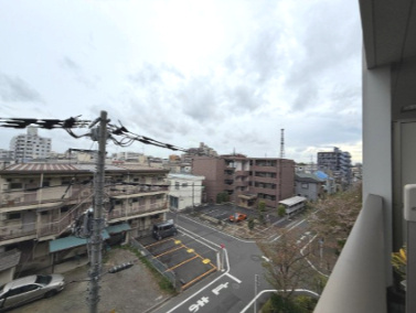 前面棟まで距離があるので日中もたっぷり日差しが入ります