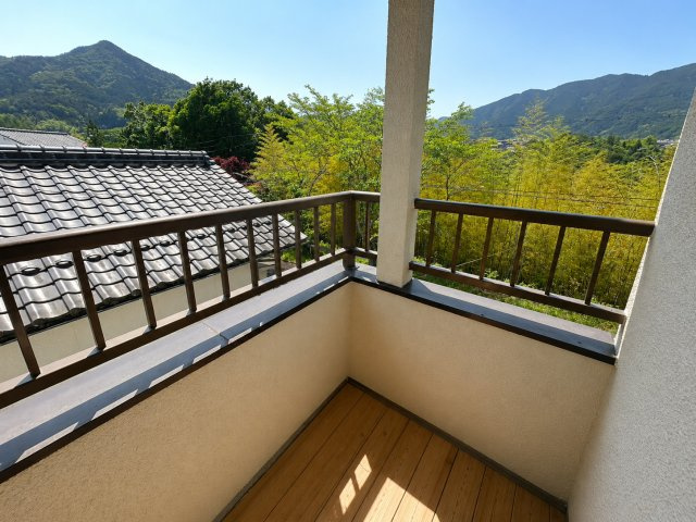 周囲に緑を感じられる開放的なバルコニーです。山並みを望む落ち着いた景色が広がり、自然を身近に感じながらゆったり過ごせます。風通しも良く、リフレッシュ空間としても魅力的なスペースです。