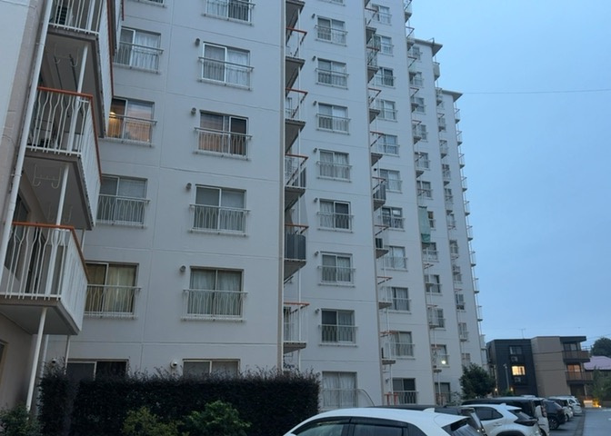 道幅が広い場所は日当たりや風通が良好です。幅が広いのですれ違いも可能ですし大きな車でも駐車可能！一方で、大型車が通ることも多くなるため交通量の増加により騒音に繋がります。また土地の値段が高くなります。