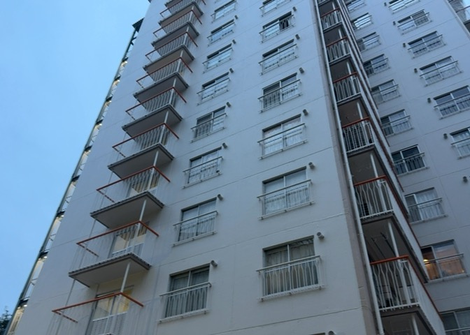 ＲＣ造、Reinforced　Concreteは直訳すると補強されたコンクリートです。主に柱や梁・床・壁が鉄筋とコンクリートで構成おり、鉄筋を組んだ型枠にコンクリートを流し込んで固めたものを指します。