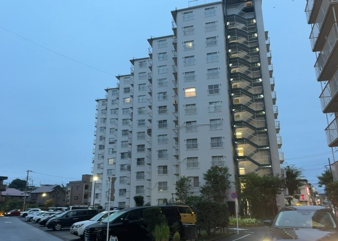 眺望の良さを楽しめるダイニングキッチンで家族団らんの時間を過ごしてはいかがでしょうか。バルコニーから見える景色を家族で眺める時間は、時間が経つのを忘れてしまいそうですね。是非、現地を見に行きましょう！