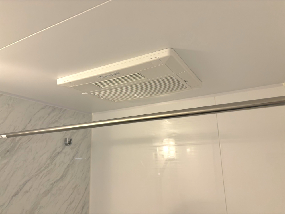 天候や時間帯に影響されずに、いつでも洗濯物を乾かせる浴室乾燥機を搭載しています。