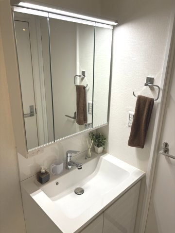 身支度に便利な三面鏡付き洗面台です