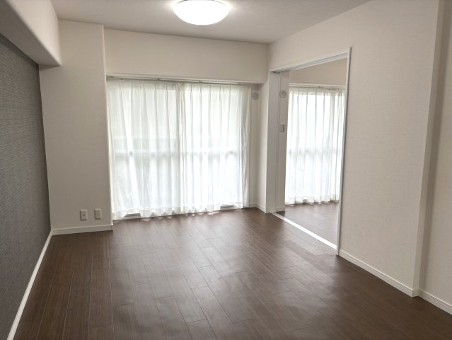 陽当り良好な南東向きのLDK。様々なテイストのインテリアと調和する、シンプルな内装です。