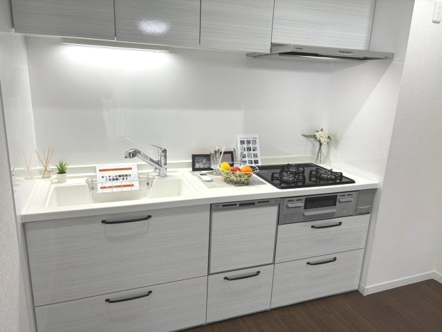 収納力のあるシステムキッチン。生活感を感じさせないおしゃれな生活ができます。