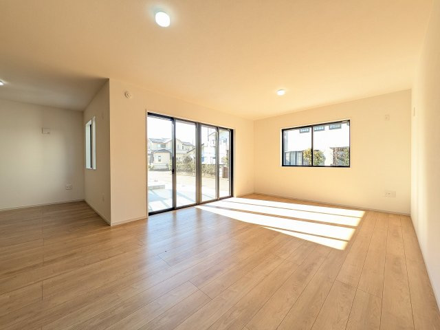 ～22.7帖の明るい開放感のあるLDK、家族団欒の時間をお過ごしいただけます～