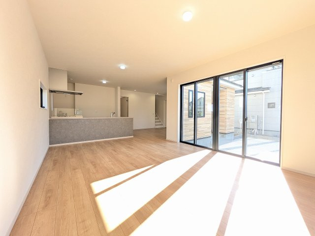 ～22.7帖の明るい開放感のあるLDK、家族団欒の時間をお過ごしいただけます～