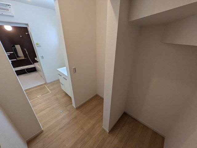 ～脱衣所脇にある、ウォークインタイプの収納　リネン類や洗剤類をしまうのに大変便利～