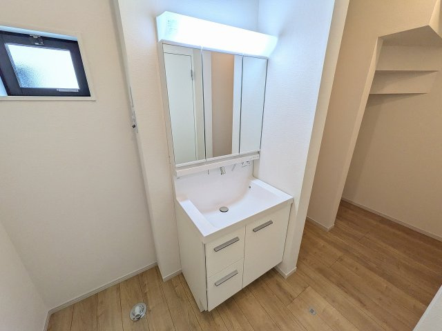 ～3面鏡付きの独立洗面台　細々している物をスッキリ収納出来ます～