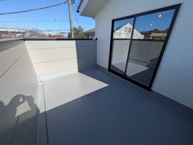 ～開放感のあるバルコニー　洗濯物や布団をタップリと干せそうです～