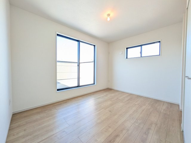 ～2階7.8帖の主寝室　ベッドなど大型家具のレイアウトも楽しめる広さです～