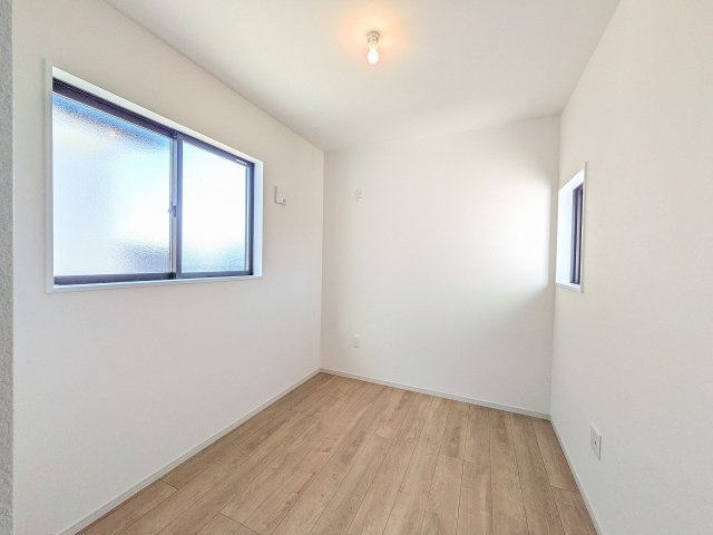 ～2階4.7帖の洋室　2面採光で明るく風通しの良いお部屋です～