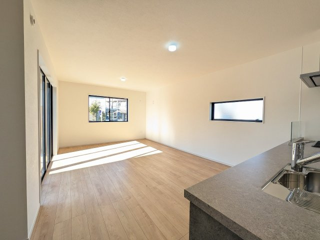 ～22.7帖の明るい開放感のあるLDK、家族団欒の時間をお過ごしいただけます～