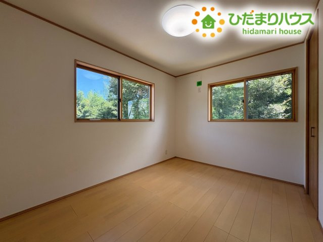 窓から自然の緑が見える癒やしに満ちた洋室空間です!　穏やかで静かな環境が保たれており、ご家族のプライベート空間としてはもちろん、集中して作業を行いたいリモートワークのお部屋にも大変おすすめです♪