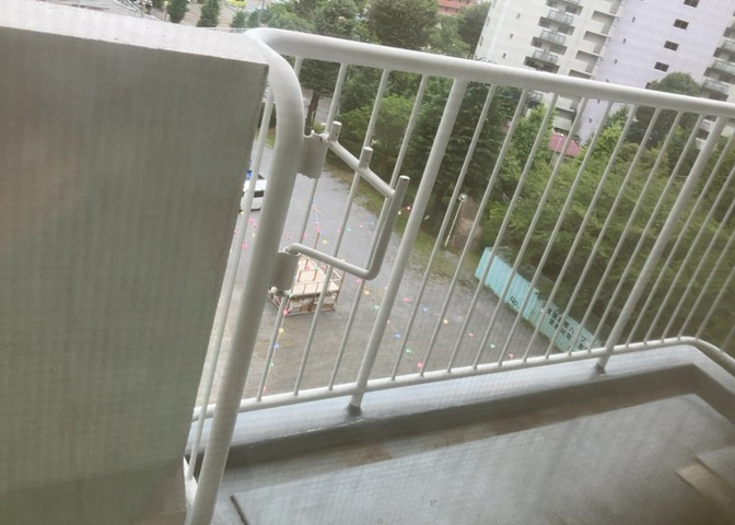 バルコニーは、室外の専用スペースのうち、「屋根がなく開放された空間」であるものを指します。ベランダより広いタイプのものが多く、日当たりもよいため家庭菜園などを楽しみたい人にとって適した環境となります。