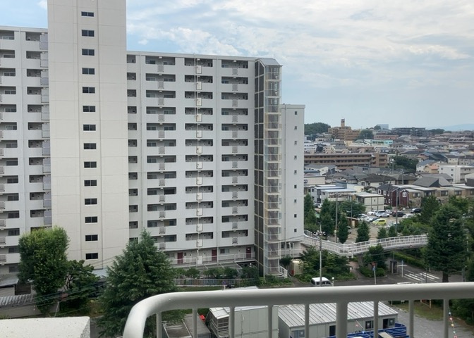 眺望の良さを楽しめるダイニングキッチンで家族団らんの時間を過ごしてはいかがでしょうか。バルコニーから見える景色を家族で眺める時間は、時間が経つのを忘れてしまいそうですね。是非、現地を見に行きましょう！
