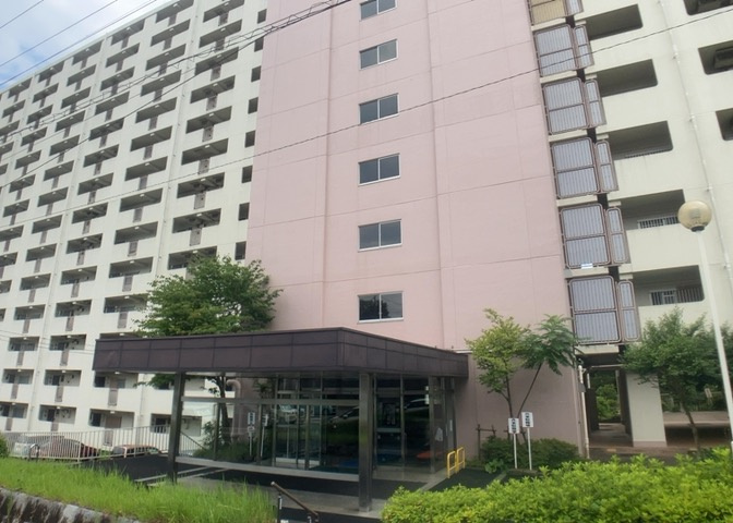 外観はマンション管理がされているかの目安になります。築年数が古いと、壁面は劣化してひび割れが生じることも！建物が古びていても細かいところが修繕されていると、きちんと管理されているなぁと感じるでしょう。