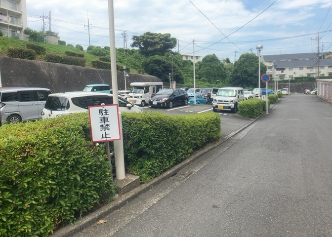 車一台あたりに必要なスペースは、標準サイズの普通自動車で横幅2m50cm、長さ5mは必要になります。ただし、乗降のことも考慮して横幅3m30cm、長さ5m50cmほどは確保できるところを選びましょう。