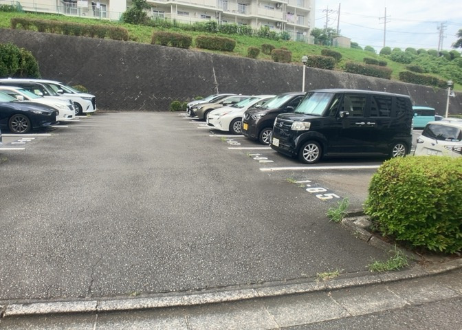 駐車場と明記されていても、最小スペースでつくられた駐車場だと大型車は駐車できなかったり、出入りしにくくなったりする可能性があります。お車のサイズと購入したい物件の駐車場のサイズを現地で確認しましょう。