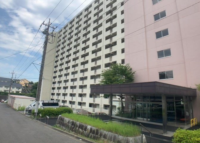 物件によっては、入居者が個人的に使用できる専用庭がついているものもあります。また、住宅の中にある土間の部分を庭と呼ぶこともあります。庭の用途は住む人によって変わり、それによってデザインもさまざまです。