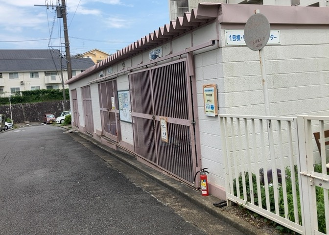 共有部分は、住民なら誰もが使える設備のこと。例えば駐車場やエレベーター、インターネット設備、セキュリティ設備などがあります。他にも、マンションの廊下・外部階段やエントランス・ゴミ置き場などがあります。
