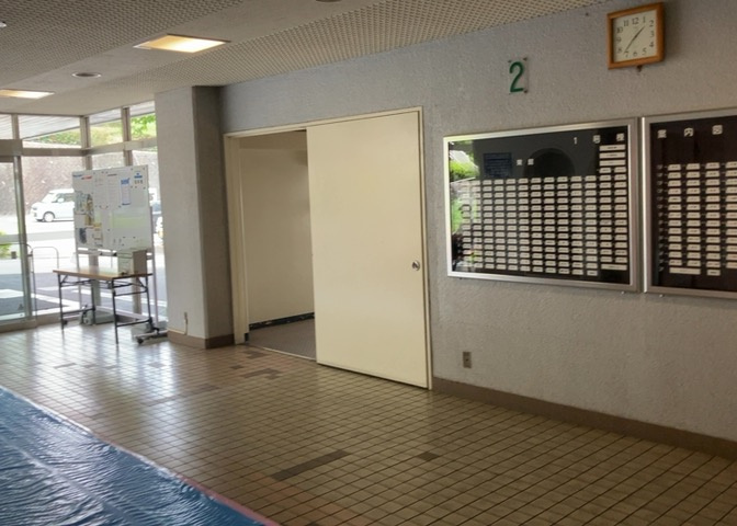 受付はマンションコンシェルジュがいる場合もあれば、管理人が滞在する小部屋を総称して呼ぶことがあります。主にエントランスに設置されていることから、防犯面でも期待ができます。防犯設備がない場合はより安心！