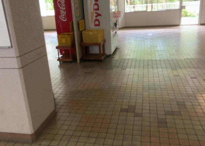 共有部分は、住民なら誰もが使える設備のこと。例えば駐車場やエレベーター、インターネット設備、セキュリティ設備などがあります。他にも、マンションの廊下・外部階段やエントランス・ゴミ置き場などがあります。