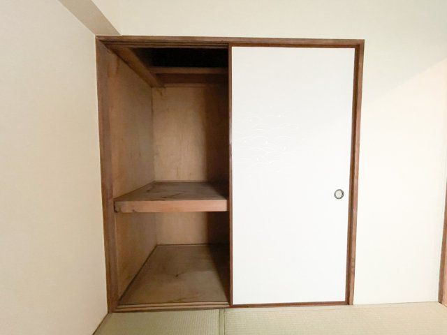 押入