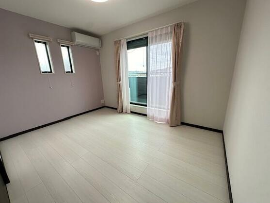 2Fには3部屋ございます。ロフトには大きな荷物をしまうことができますよ☆
