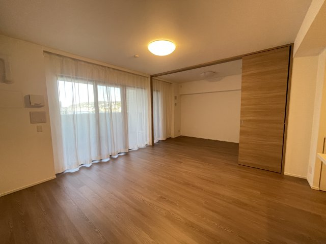 LDKが15帖と開放感があります。さらに奥の居室を含めれば18帖と広々した空間になります。