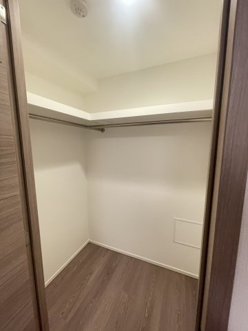 玄関から左側9.2帖の洋室です。ウォークインクローゼットがございますので、洋服等も収納可能です。全居室に収納スペースがございます。