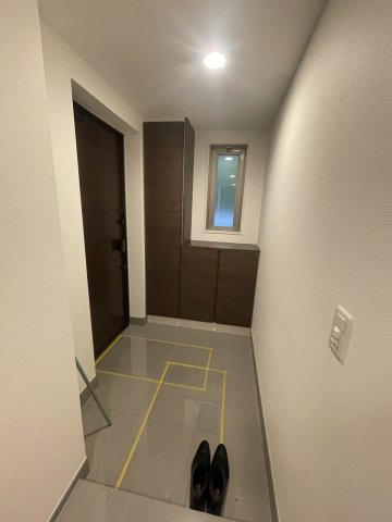 玄関収納付きの広々した玄関です。