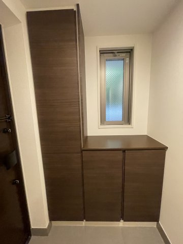 玄関収納付きの広々した玄関です。