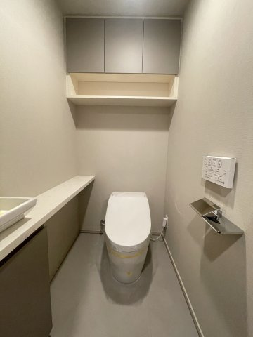 ウォシュレット付のトイレになります。洗面台、鏡もございます。