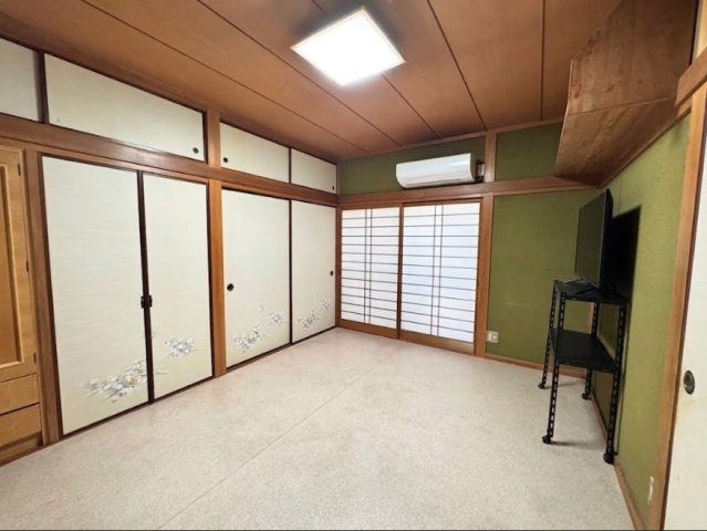 押入れを備えた収納力のある居室です。壁面を広く使えるシンプルな間取りのため、ベッドやテレビ、収納家具などもレイアウトしやすく、寝室や個室として活用できます。和洋どちらの家具にも合わせやすい空間。