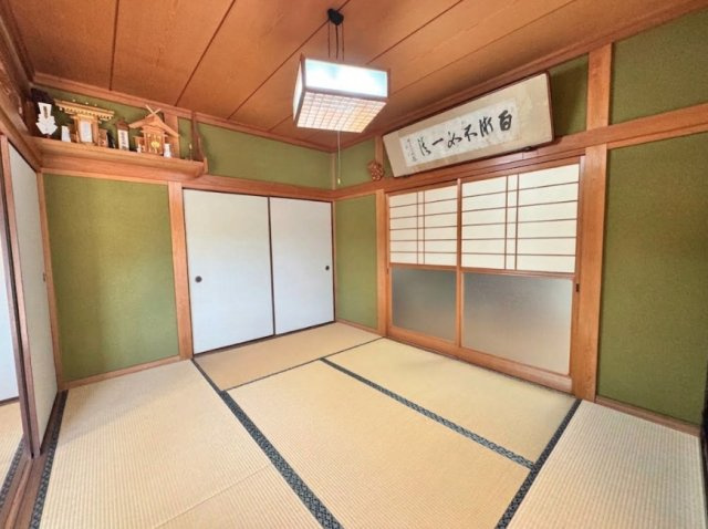 押入れを備えているため、布団や衣類、季節家電などをまとめて収納でき、居住スペースをすっきり使えます。障子戸を通してやわらかな光を取り込める、和室ならではの心地よさも魅力となっております。