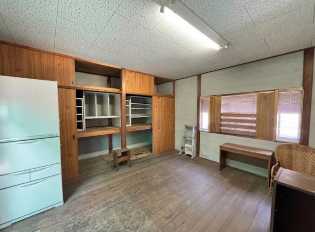 書籍や日用品、趣味用品などをまとめて収納しやすく、書斎や作業部屋、趣味のスペースなど幅広い用途が考えられます。窓も設けられているため、自然光や風を取り込みやすいのもポイントとなっております。
