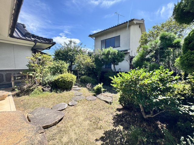 庭石や飛び石、松をはじめとした植栽が配置された、趣のある和風のお庭。室内や縁側から庭を眺められ、季節によって変化する緑を身近に楽しめるのが魅力。庭があることで、住宅街にありながら自然を感じられます。