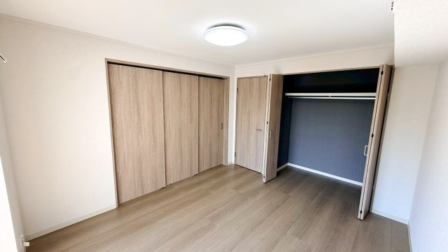 南側洋室のクローゼットとアクセントクロス