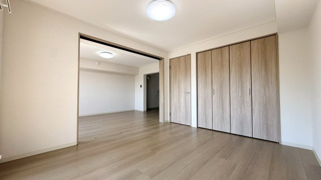 南側洋室とリビングの引き戸を開放して広々空間へ
