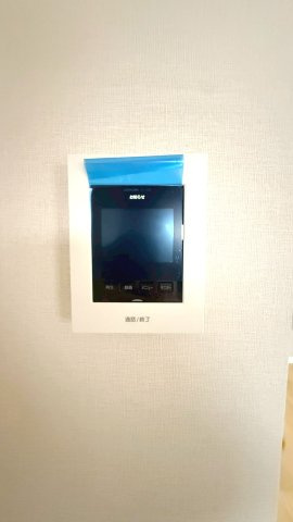 来訪者の顔が見えるモニタ付きインターホンを完備。ドアを開けずに対応できるため、防犯面でも安心です。