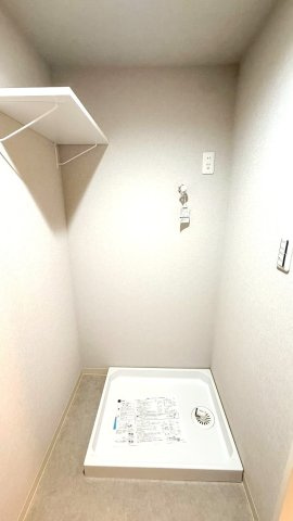 扉を閉めれば生活感を隠せる独立ドア付き洗濯機置場。稼働音も軽減され、すっきり美しい脱衣所を保てます。