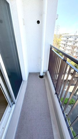 北側の洋室に面するバルコニー