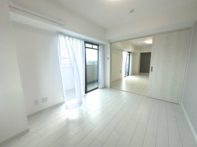 白基調のオシャレな洋室です。