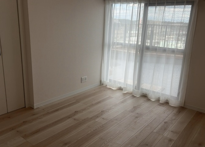 洋室のメリットは重い家具が置きやすく、身の回りが整理しやすいことです。　床がフローリングのため畳とは異なり凹みにくいです。　クローゼットなど収納が豊富で、普段使わない旅行カバンや服の整頓も簡単にです。